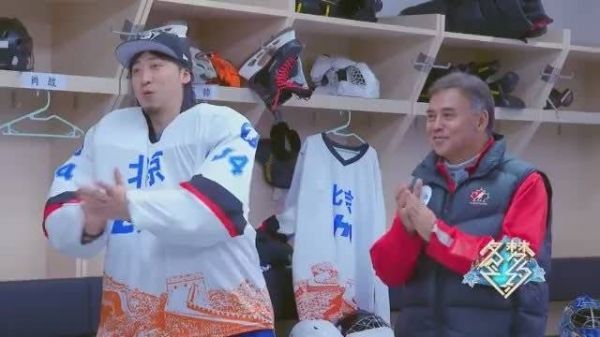 肖战冰球服造型像极了一只速度奔跑的大白兔奶糖……