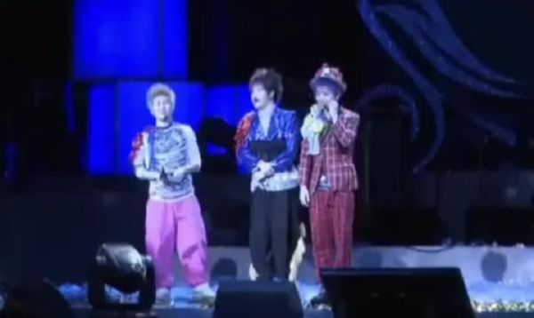 2009年花儿乐队解散,大张伟哭成泪人。他是真心热爱啊