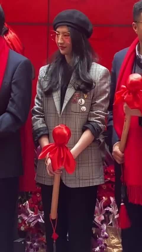 刘亦菲:这么美的女人是谁,哦~原来是我自己