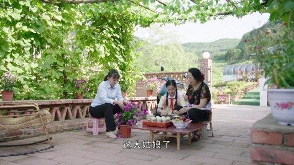 洋娃娃一样可爱的兰妮现在出落成 13水灵灵的大姑娘了……
