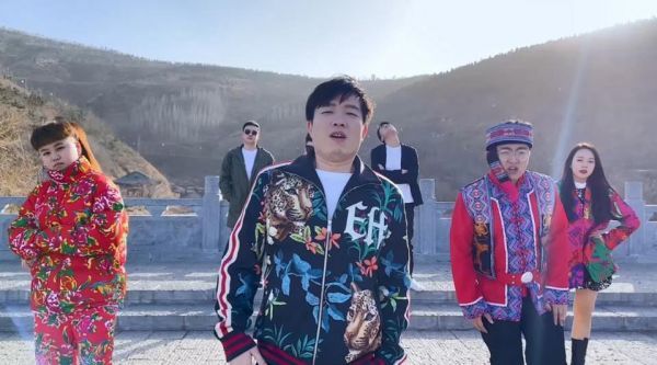 听着最摇摆的音乐,跳着最靓的舞……