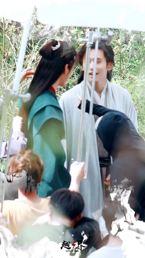 张哲瀚片场走戏时晕倒了，这神情完全是娇柔美人啊……