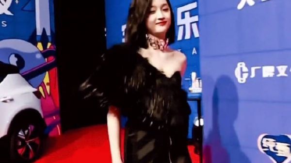 肩带滑下来又很自然地拉上去的感觉太飒了吧！