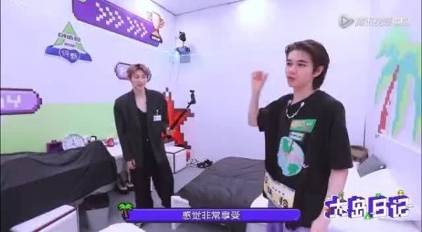 这俩在镜头下其实就是两个小孩子呀……