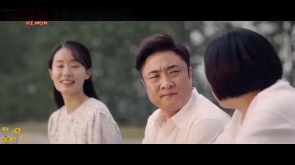 贾晓玲(贾玲 饰)和爸爸贾文田(乔杉 饰)，女儿随爸是真的！