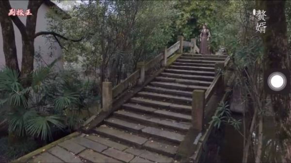 宁毅坐在台阶上，回想往事不禁泪如雨下……