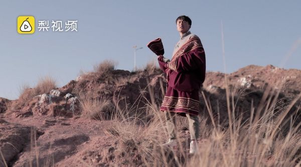 藏族村庄20个孩子通过艺考上大学，在野外练舞蹈，眼神个个如丁真般纯澈