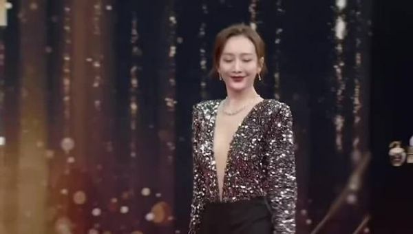 鸥姐真的太美艳了,璀璨亮片折射银光,搭配鱼骨马尾优雅夺目……