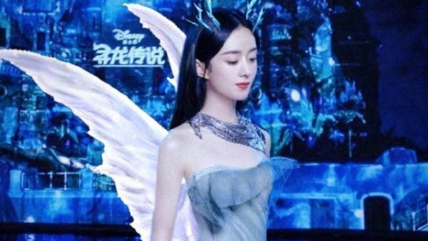 拉雅小公主身披松霜绿长裙，映于粼粼波光之上，刀光剑影……