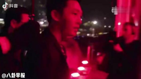INS上晒（绯闻）男友照 对方也晒出了抚摸他的脸照！