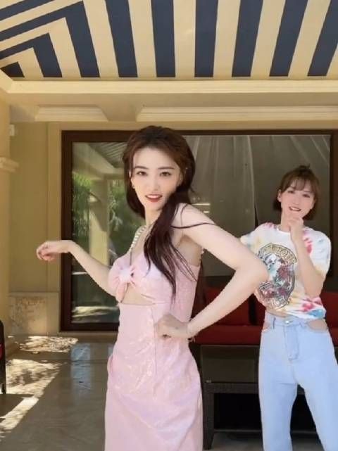 徐璐跳舞好可爱 美女姐姐现在好瘦 衣服后面都夹着夹子