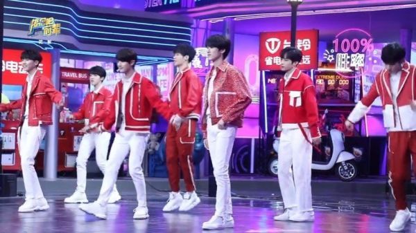 时代少年团《接招吧前辈》录制花絮 吃糖葫芦,玩游戏机……