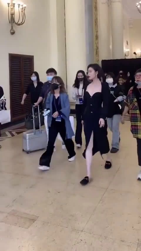 风情万种、千娇百媚、仪态万千说的就是倪妮本人吧~