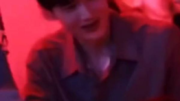 酒会上应酬的白敬亭就是贵公子本人叭!