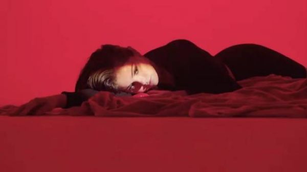 赛琳娜Selena Gomez联手Rauw Alejandro《Baila Conmigo》