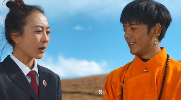 “白马少年”丁真的世界，有人这样守护