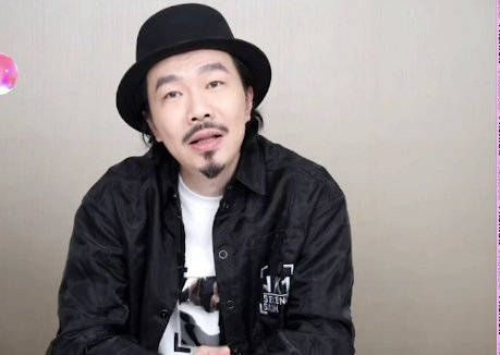 在直播恭喜他心中的女神傅首尔获得BBKing
