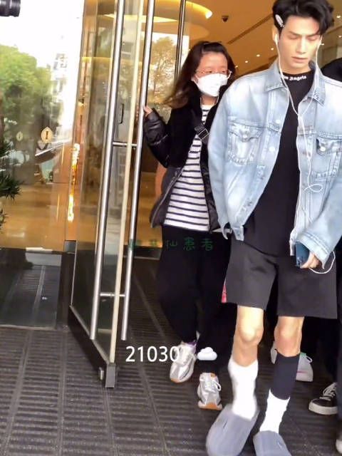罗云熙这也太瘦了吧!感觉比女明星的腿还细,你觉得这样好看吗?