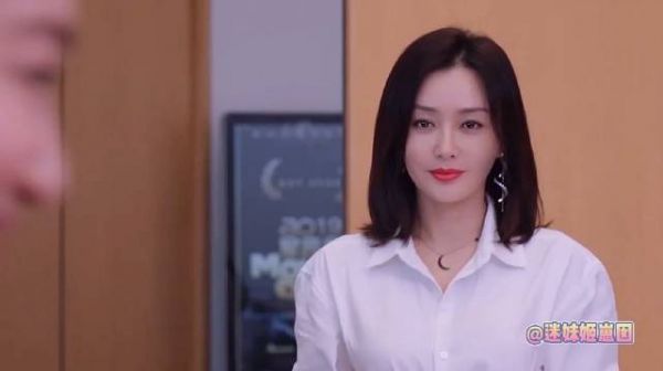看完游客秦岚，再来康康女强人莫向晚，一举一动皆是气场！