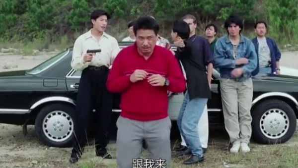 吴孟达出殡，太太侯珊燕及儿子吴韦仑身穿素服现身……