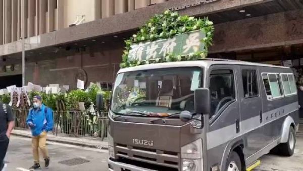 达叔出殡现场曝光，儿子捧亡父遗照，哀伤送别灵柩……