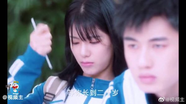 男生喜欢上了自己的女神,但他女神比他大而且还是他的补习老师
