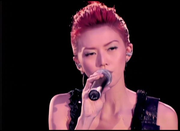孙燕姿《我不难过》现场版 乐曲旋律十分单纯，节奏感转折激烈……