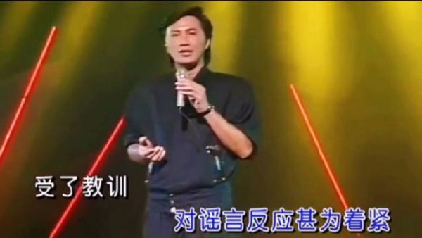 晚安金曲！许冠杰、张国荣《沉默是金》对唱。人生都在歌曲里了……