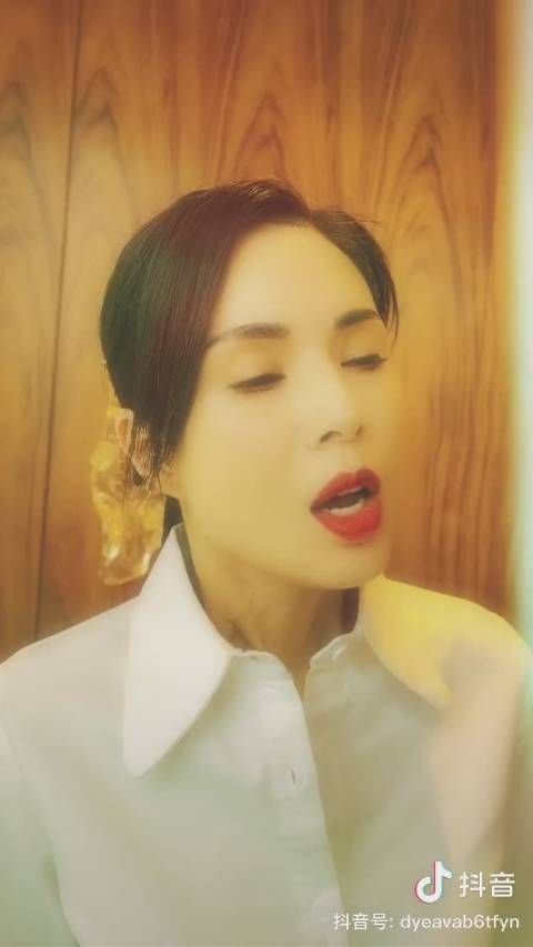 李若彤现身直播间带货，人气依旧超高！果然岁月从不败美人呀！