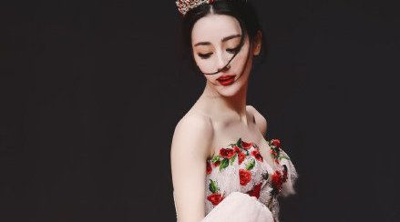 迪丽热巴红毯绝美瞬间，这美貌我陷进去了