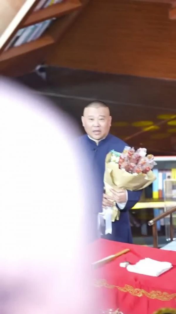 哈哈哈,冰糖葫芦花作为礼物,不愧是郭老师,从来不按常理出牌……