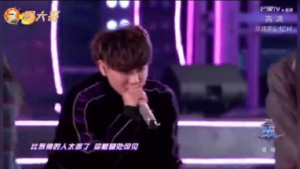 哈哈哈哈哈哈黄子韬因为新歌《她与你》深夜发文为什么不让唱……