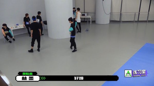 把一件简单的老头背心穿出了时尚感 在为《创造营2021》