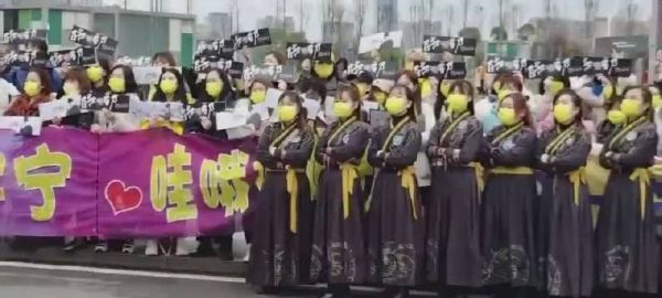 刘宇宁《快乐大本营》粉丝穿汉服应援!