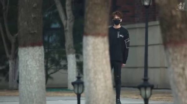 wuli小尼真的好臭屁一帅哥 终于穿了一次私服可给孩子高兴的……