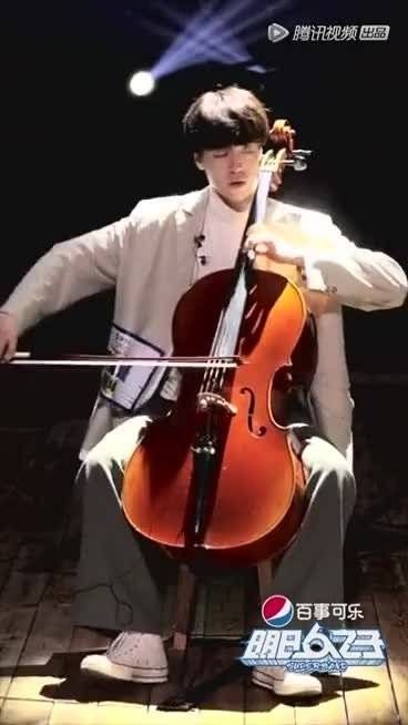 任胤蓬直拍，是提琴王子吧！