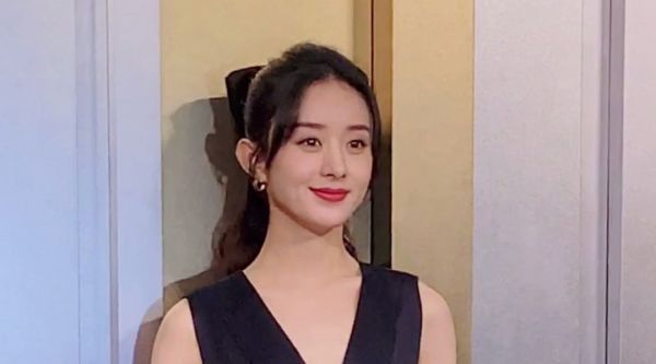 现身DIOR高级珠宝及腕表活动，身穿黑色深V长裙……