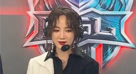 羡慕了！原来孟佳玩王者荣耀也有大腿可以抱……