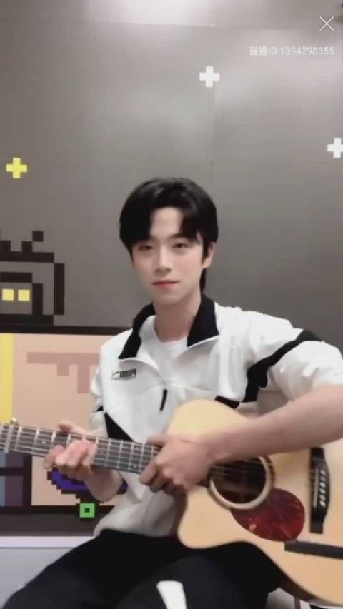 张嘉元用吉他弹名侦探柯南主题曲……