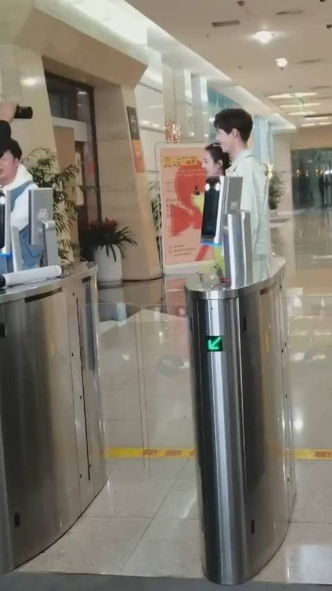 迪丽热巴快本录制路透 双马尾侧颜热巴太美啦