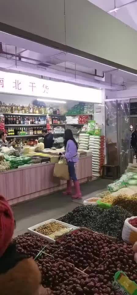 迷糊的大美人，被人提醒才发现钱掉了，怎么可以这么可爱