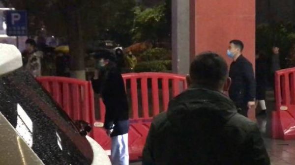 迪丽热巴快乐大本营录制下班,外面在下雨,叫粉丝快回去……