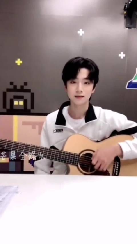 张嘉元直播吉他弹唱《如果有来生》+《名侦探柯南》主题曲