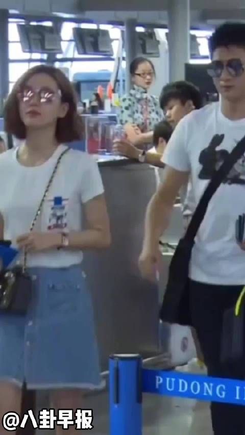 今天是刘诗诗的生日，有媒体拍到夫妻两低调带儿子出游玩耍……