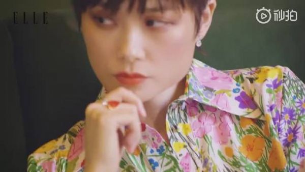 李宇春真是时尚感十足，这个碎花外套搭配的太好看了……
