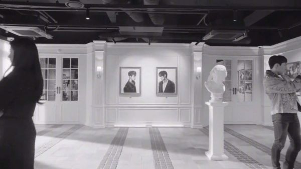 MV中音乐响起后时间即刻静止，墙壁上画作渐渐消失……