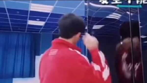他是一个那么爱照镜子那么爱臭美的男孩……
