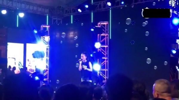 成名前的歌手第6期 15岁的张钰琪在某次演出中唱起了Lady……
