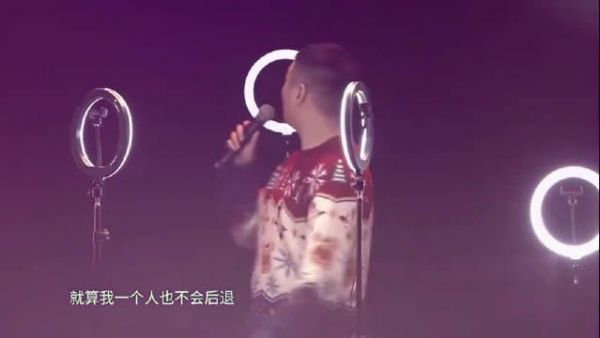 药水哥现场版《药水歌》 我每天出门带着五瓶药水～ 你只知道我爱假哭……