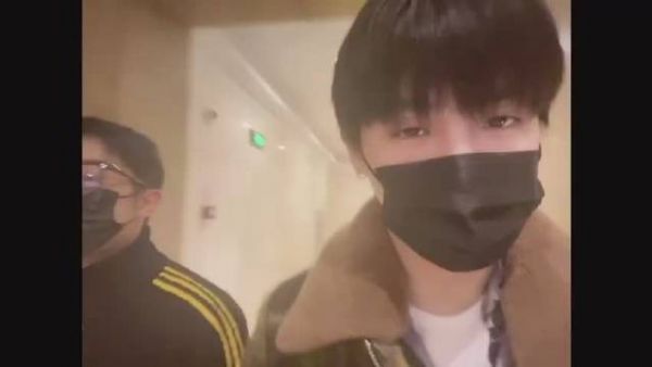 黄明昊@jjjustin0219真就是直男吧 仗着自己长得好看就乱化……